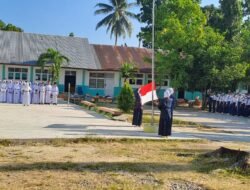 Kehadiran Babinsa Wakili Danramil 1315-04/Tibawa Perkuat Semangat Disiplin Pada Upacara SMP Negeri 1 Tibawa Hari Senin