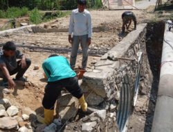 Koramil 1315-02/Limboto Terus Dampingi Pembangunan Jembatan Beton Armco Demi Percepatan Infrastruktur Kelurahan Polohungo Berkualitas Optimal