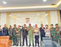 Komandan Kodim 1315 Kabupaten Gorontalo Serahkan Ucapan Hari Bhayangkara Ke-80 Kepada Jajaran Polres Gorontalo Dengan Kebersamaan