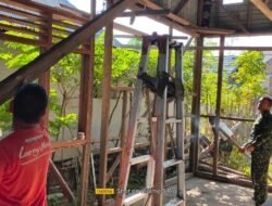 Program RTLH Kodim 1315/Kab. Gorontalo Berlanjut Personel Koramil 1315-02/Limboto Perbaiki Rumah Warga Dengan Gotong Royong