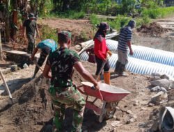 Mengukir Harapan, Babinsa Koramil 1315-02/Limboto Kawal Pekerjaan Fondasi, Pengecoran Armco, Dan Pendropan Material Jembatan