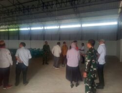Personel Koramil 1315-01/Telaga Kawal Peninjauan Pembangunan Gerai Koperasi Desa Kelurahan Merah Putih Desa Tenggela Oleh DPRD