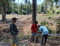 Pendampingan Babinsa Koramil 1315-05/Boliyohuto Percepat Tahap Pemasangan Angkur Jembatan Garuda Untuk Akses Masyarakat