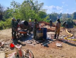 Pendampingan Koramil 1315-05/Boliyohuto Perkuat Pekerjaan Pondasi Tiang Pilon Jembatan Garuda Di Desa Iloheluma Kabupaten Gorontalo