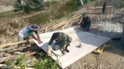 Pembangunan Jembatan Perintis Garuda Desa Bululi Berlanjut, Koramil 1315-05/Boliyohuto Dampingi Pekerjaan Lapangan