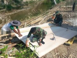 Pembangunan Jembatan Perintis Garuda Desa Bululi Berlanjut, Koramil 1315-05/Boliyohuto Dampingi Pekerjaan Lapangan