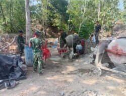 Dukung Akses Masyarakat, Personel Koramil 1315-05 Dampingi Pengecoran Jembatan Beton Desa Sidomukti Kecamatan Motilango